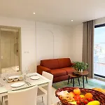 New Penthouse Near Airport, With Outdoor Bbq Area דירה
