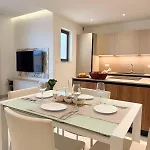 New Penthouse Near Airport, With Outdoor Bbq Area