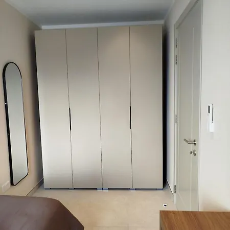 Appartement New Penthouse Near Airport, With Outdoor Bbq Area