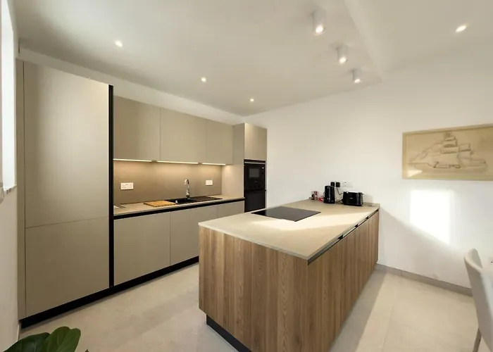 New Penthouse Near Airport, With Outdoor Bbq Area