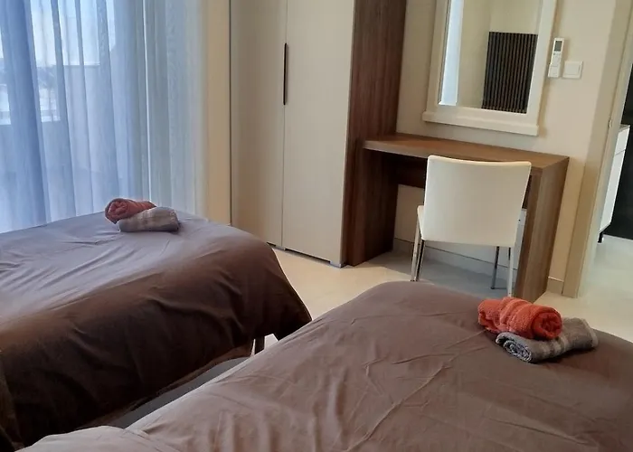 New Penthouse Near Airport, With Outdoor Bbq Area *