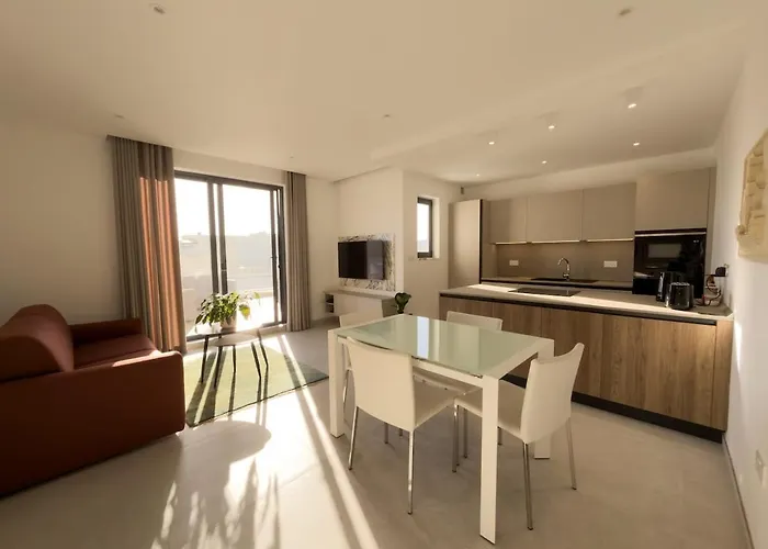 New Penthouse Near Airport, With Outdoor Bbq Area Apartament