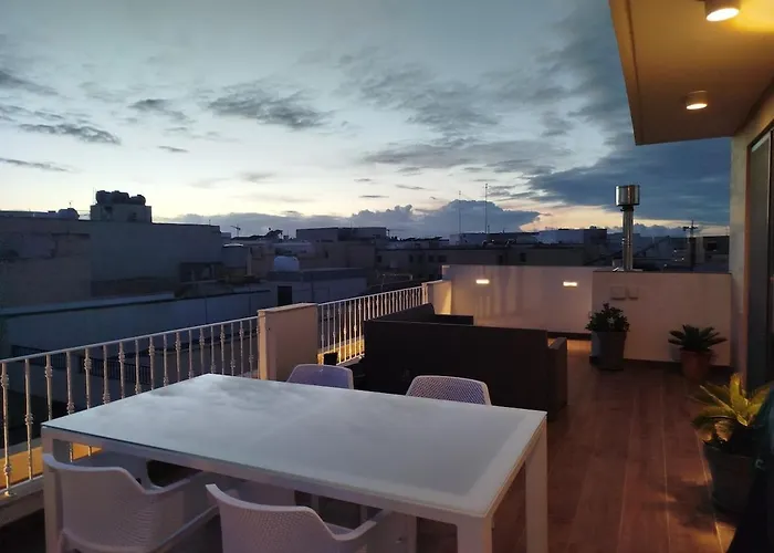 New Penthouse Near Airport, With Outdoor Bbq Area