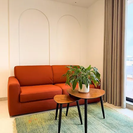 Apartment New Penthouse Near Airport, With Outdoor Bbq Area *