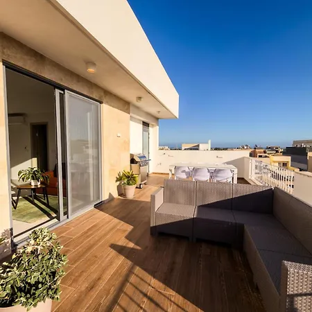 New Penthouse Near Airport, With Outdoor Bbq Area *