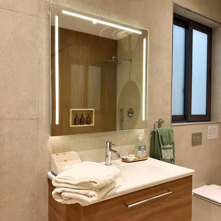 New Penthouse Near Airport, With Outdoor Bbq Area *