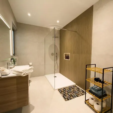 New Penthouse Near Airport, With Outdoor Bbq Area *