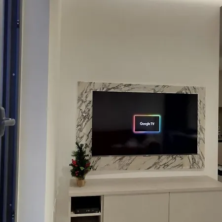 Apartment New Penthouse Near Airport, With Outdoor Bbq Area