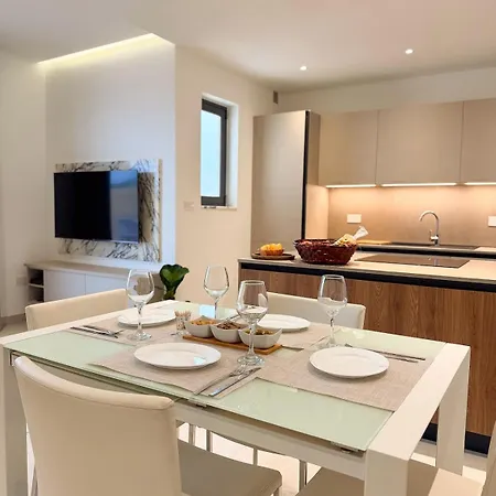 New Penthouse Near Airport, With Outdoor Bbq Area