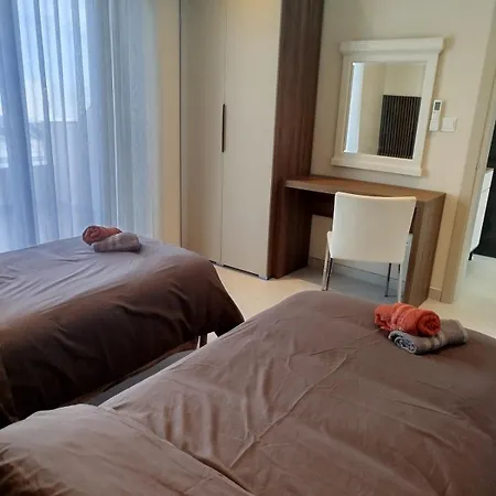 New Penthouse Near Airport, With Outdoor Bbq Area *