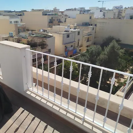 New Penthouse Near Airport, With Outdoor Bbq Area