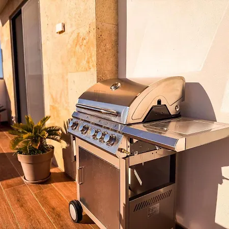 Apartment New Penthouse Near Airport, With Outdoor Bbq Area *
