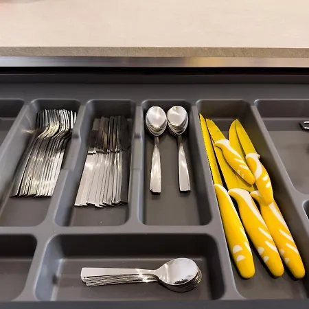 Apartment New Penthouse Near Airport, With Outdoor Bbq Area *