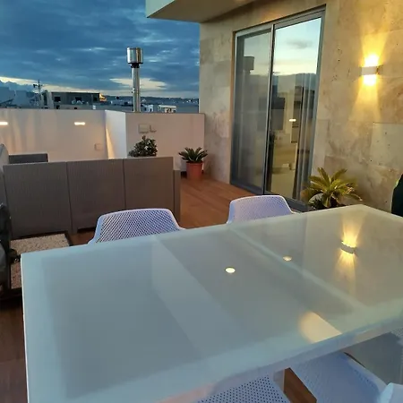 Apartment New Penthouse Near Airport, With Outdoor Bbq Area