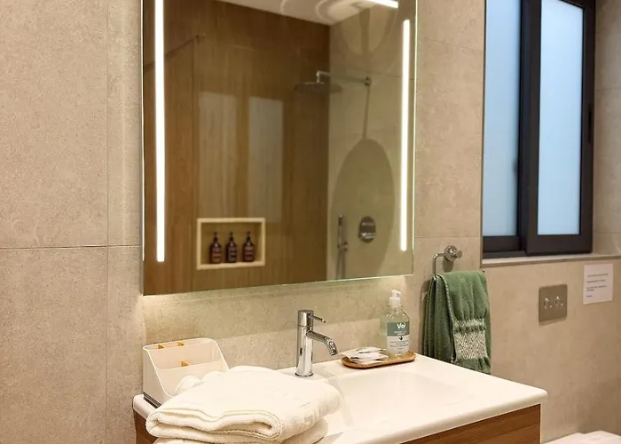 New Penthouse Near Airport, With Outdoor Bbq Area *