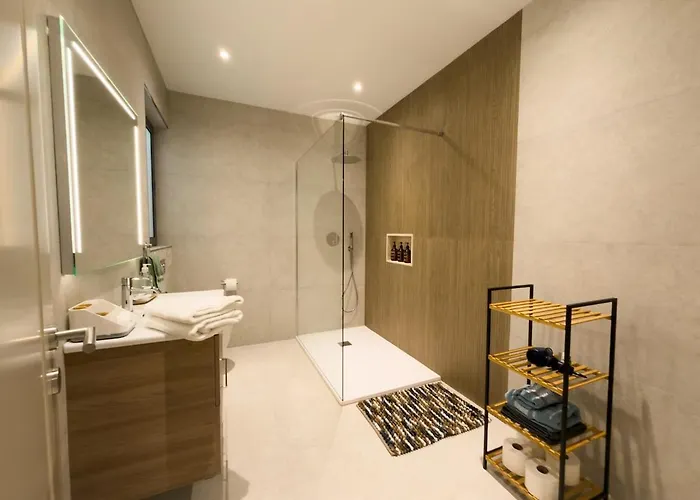 New Penthouse Near Airport, With Outdoor Bbq Area *