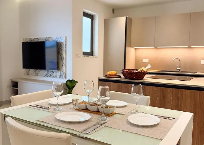 New Penthouse Near Airport, With Outdoor Bbq Area