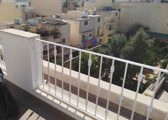 New Penthouse Near Airport, With Outdoor Bbq Area