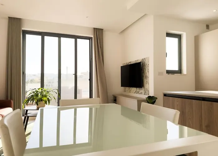 Διαμέρισμα New Penthouse Near Airport, With Outdoor Bbq Area *